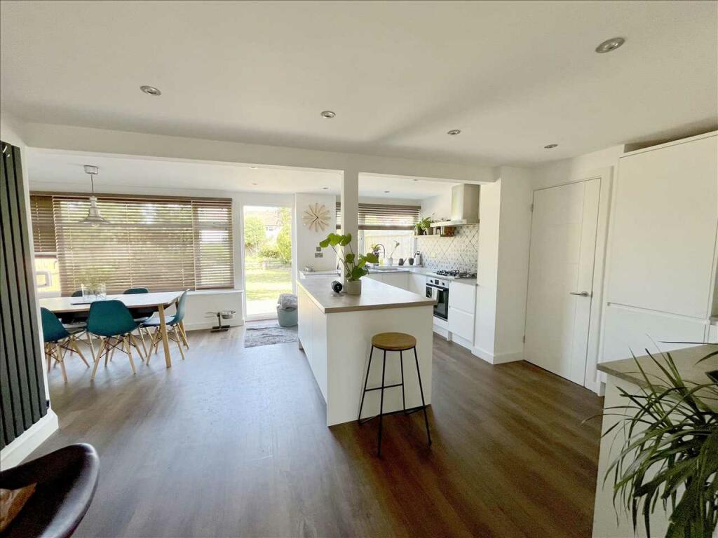 KITCHEN/BREAKFAST