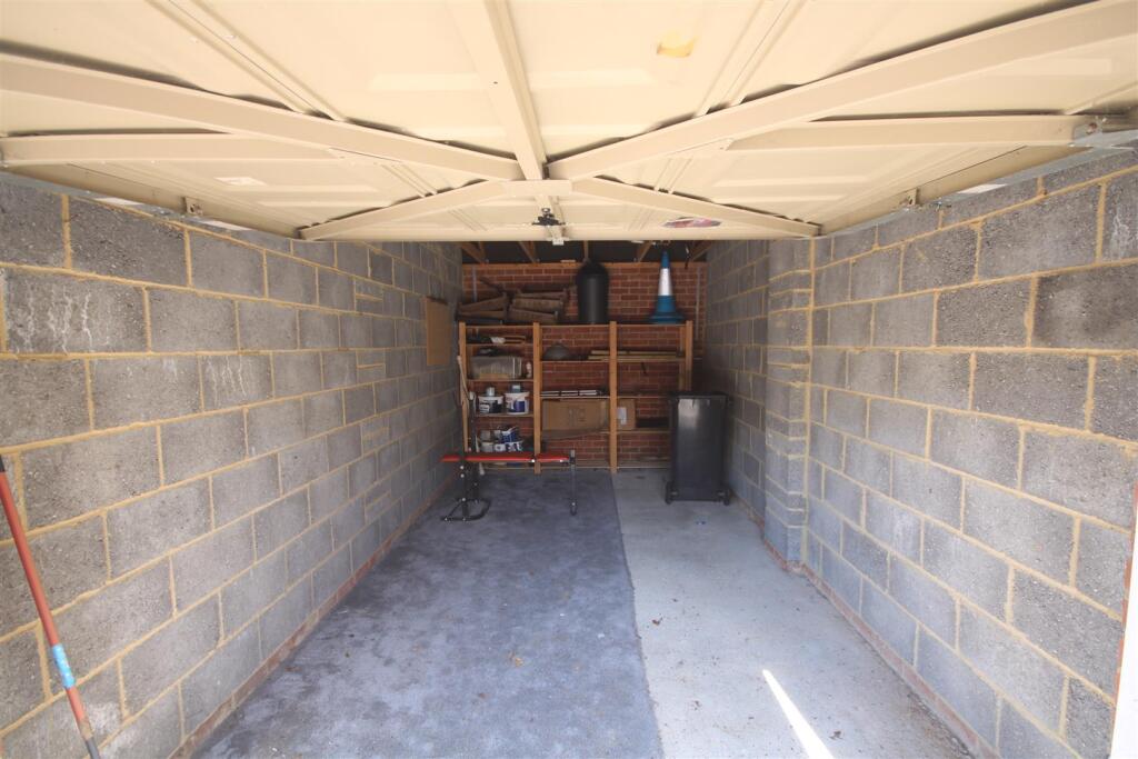 Garage b.JPG