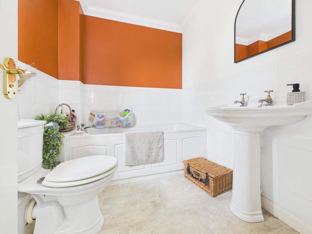 21. CAM04922G0-PR0014-STILL013