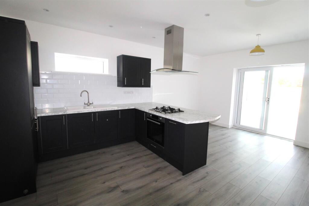 Kitchen &amp; open plan family room