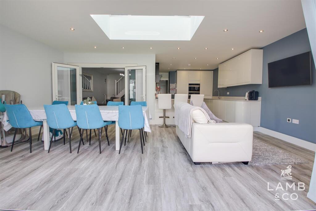 KITCHEN/LIVING