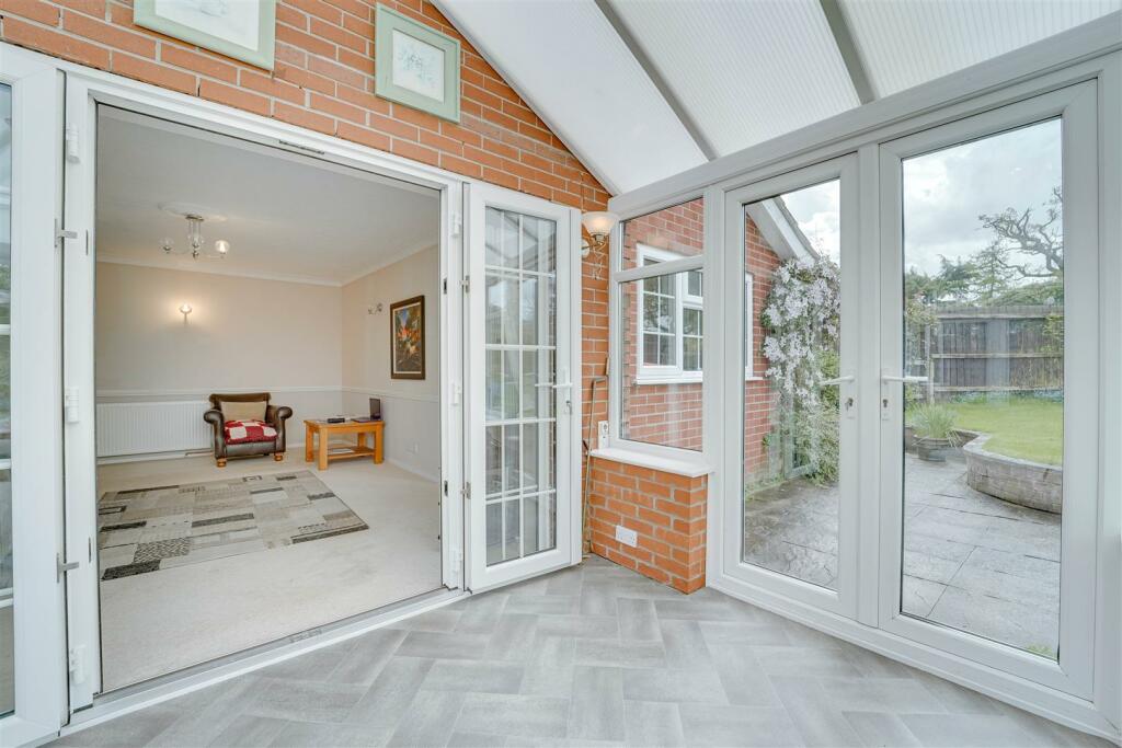 Santis House, 24 Tithe Cl, Gazeley-21.jpg