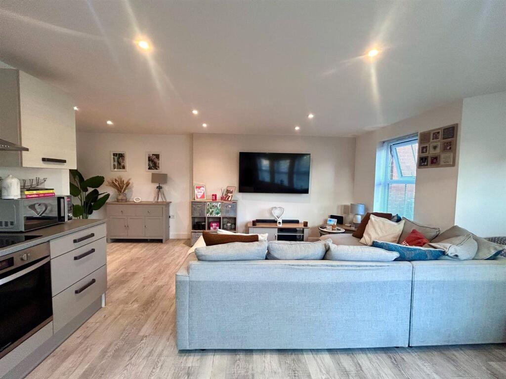 Lounge 3.jpg