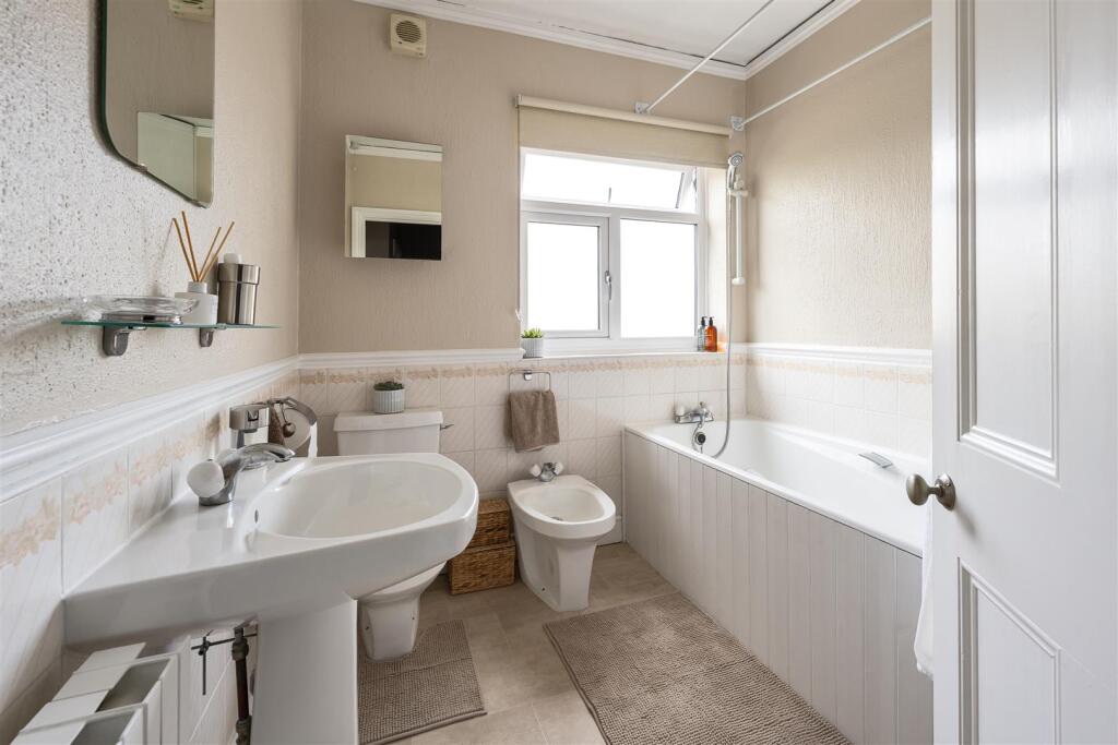 Greenstead Avenue, IG8