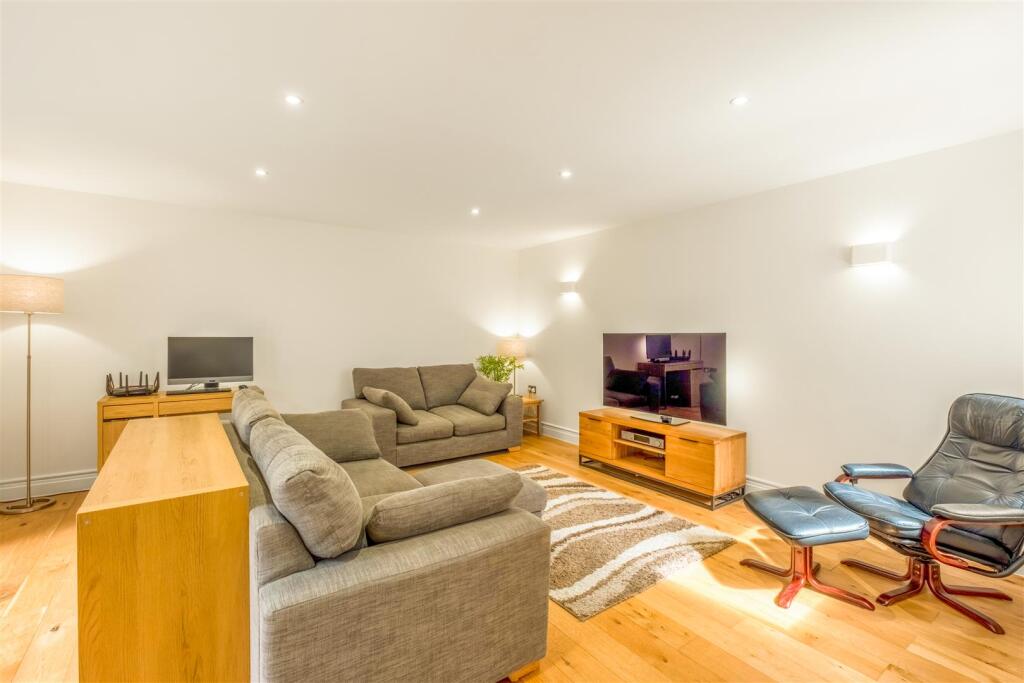 Flat 2 The Point-7.jpg