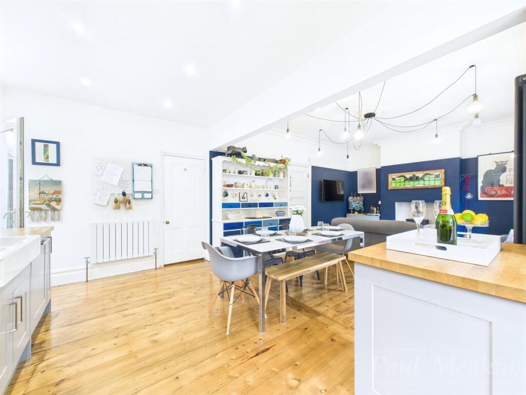 Kitchen Breakfast/ Living area