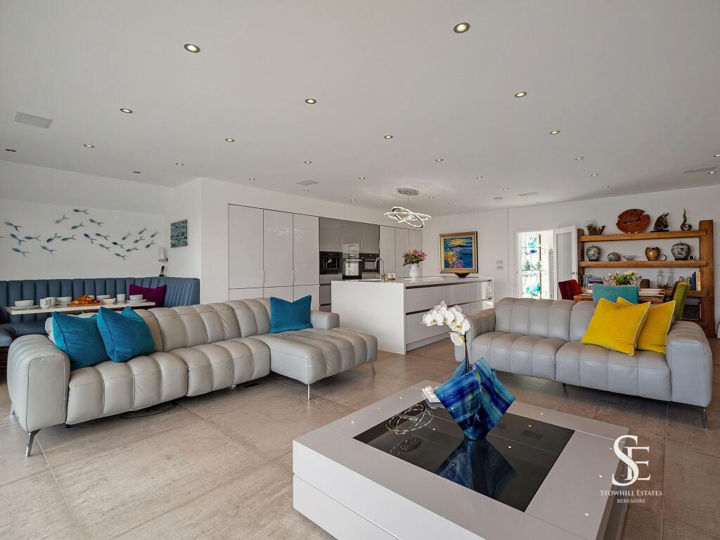 Open-plan living area / Kitchen