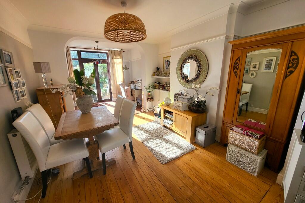 11' Dining Area