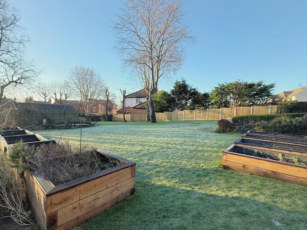 EXTENSIVE GARDEN