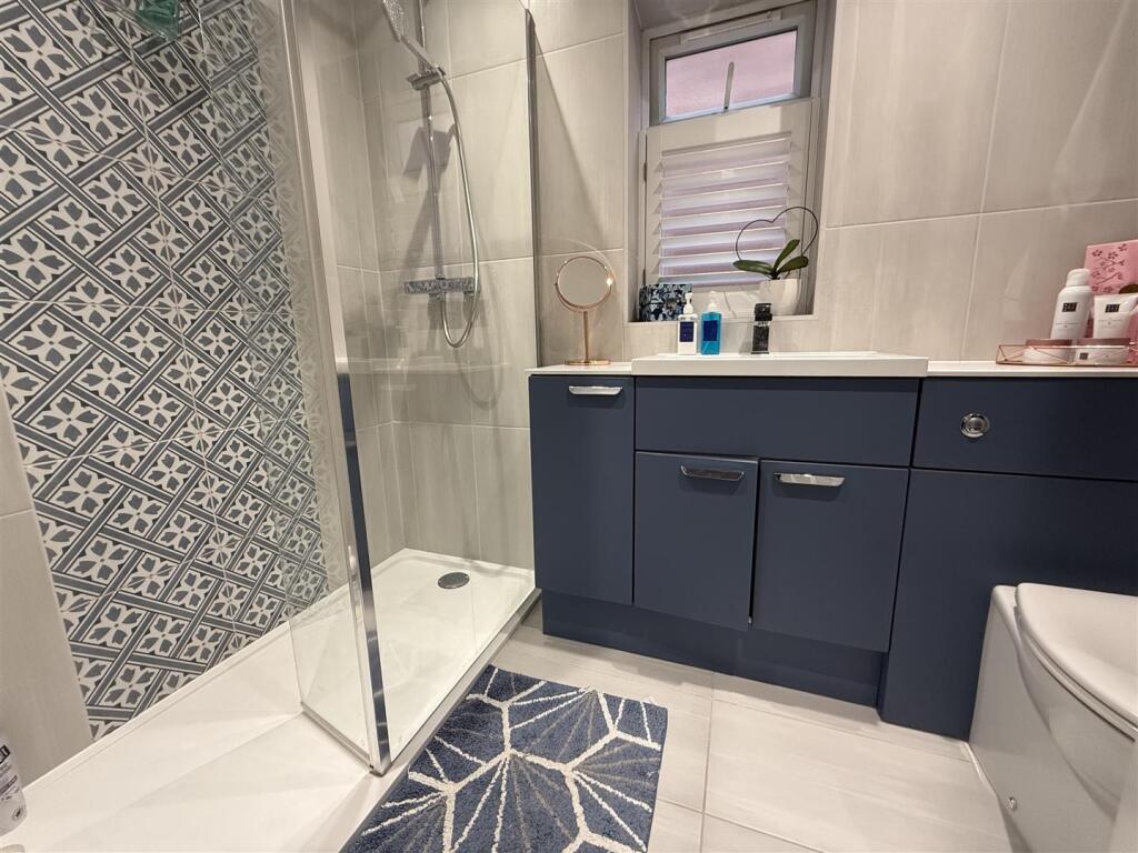 SHOWER ROOM/WC