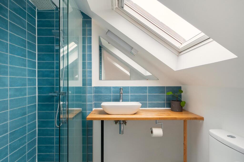 4D7RWH - Ensuite A.jpg