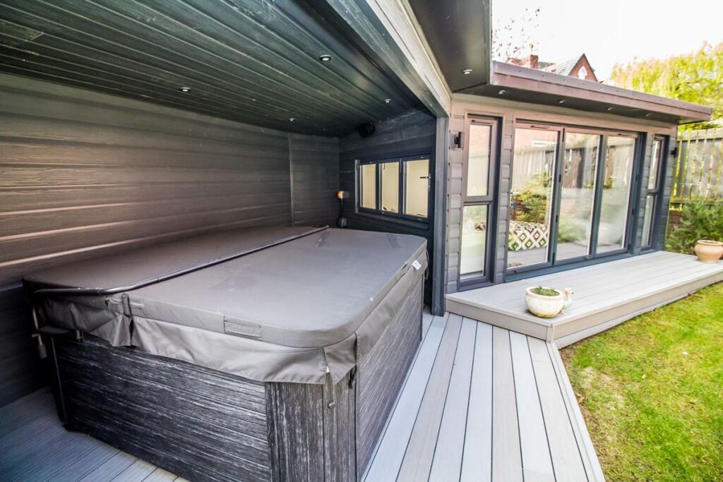 Hot Tub &amp; Summerhouse