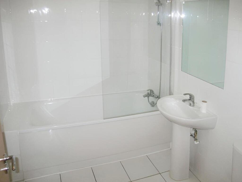 fc51f3cf-flat 206 20holywell 20rd 20bathroom.jpg