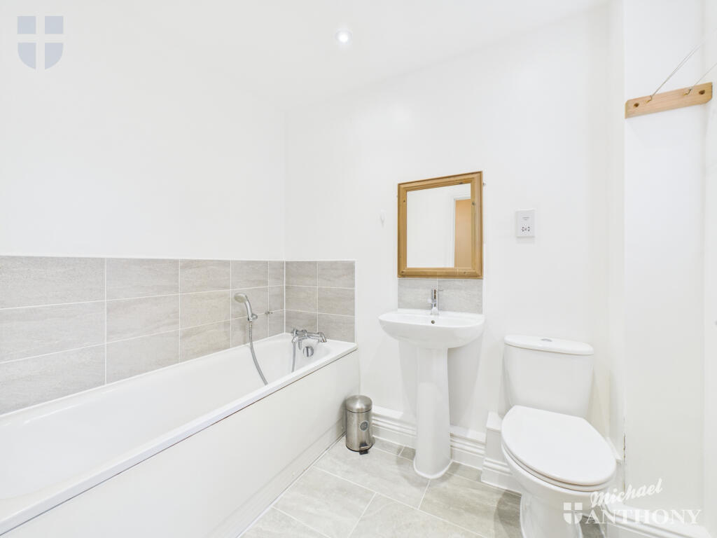 CAM03218G0-PR0619-STILL010