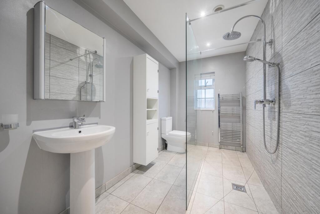 Ensuite to bedroom 1