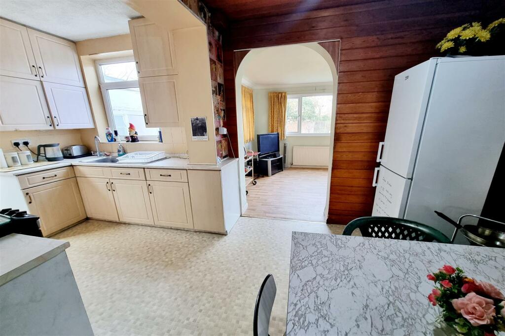 KITCHEN/BREAKFAST ROOM: