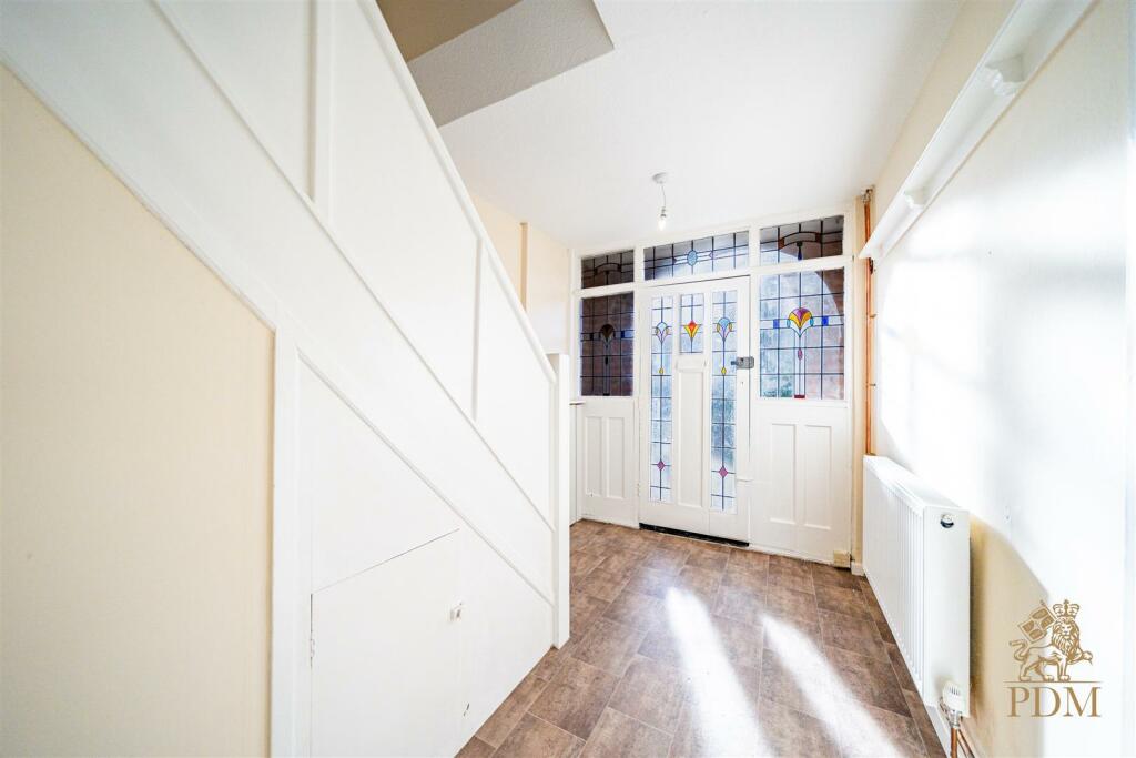 40 Russell Drive Wollaton Nottingham NG8 2BH