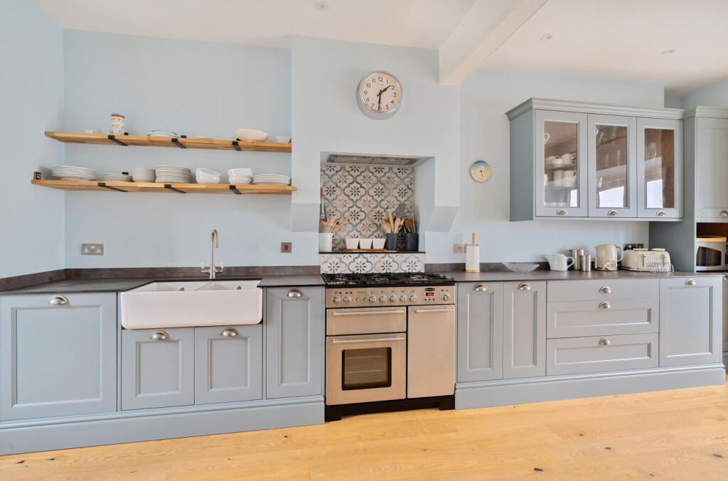 1298997-18-684863...