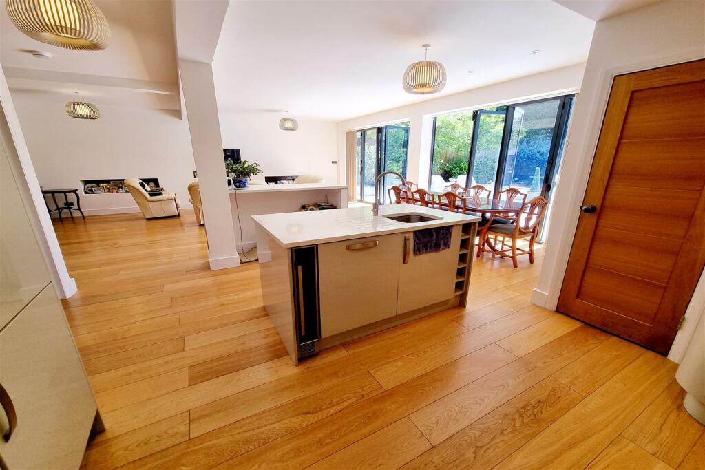 OPEN PLAN RECEPTION AREA: PIC. 3