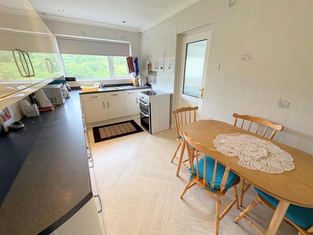 Kitchen a.jpg