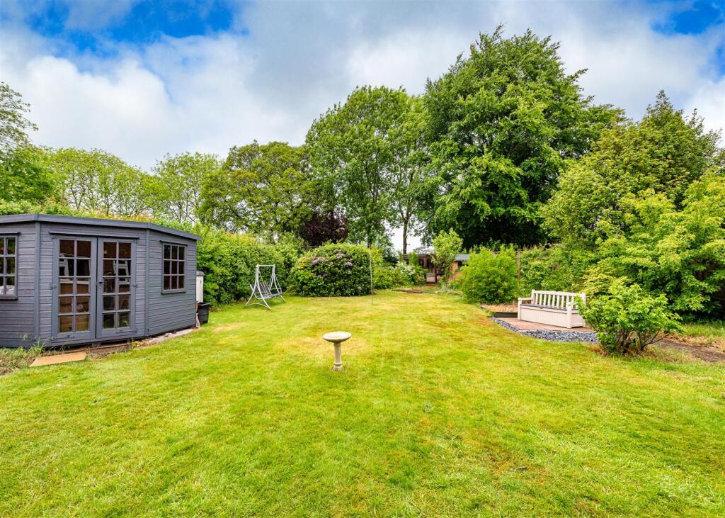 32 Highlands Road-garden.jpg