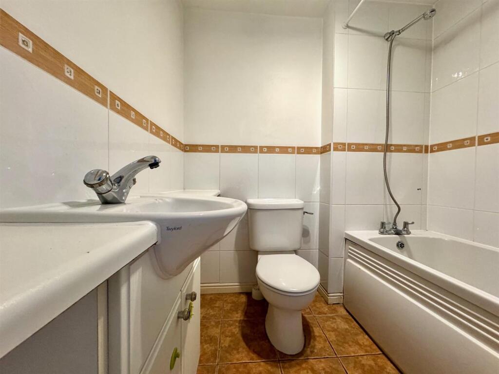 Bathroom 2.jpg