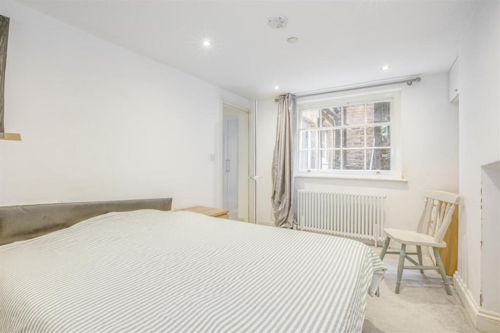 Flat 1, 27 High Street, HP11 2AG-8.jpg