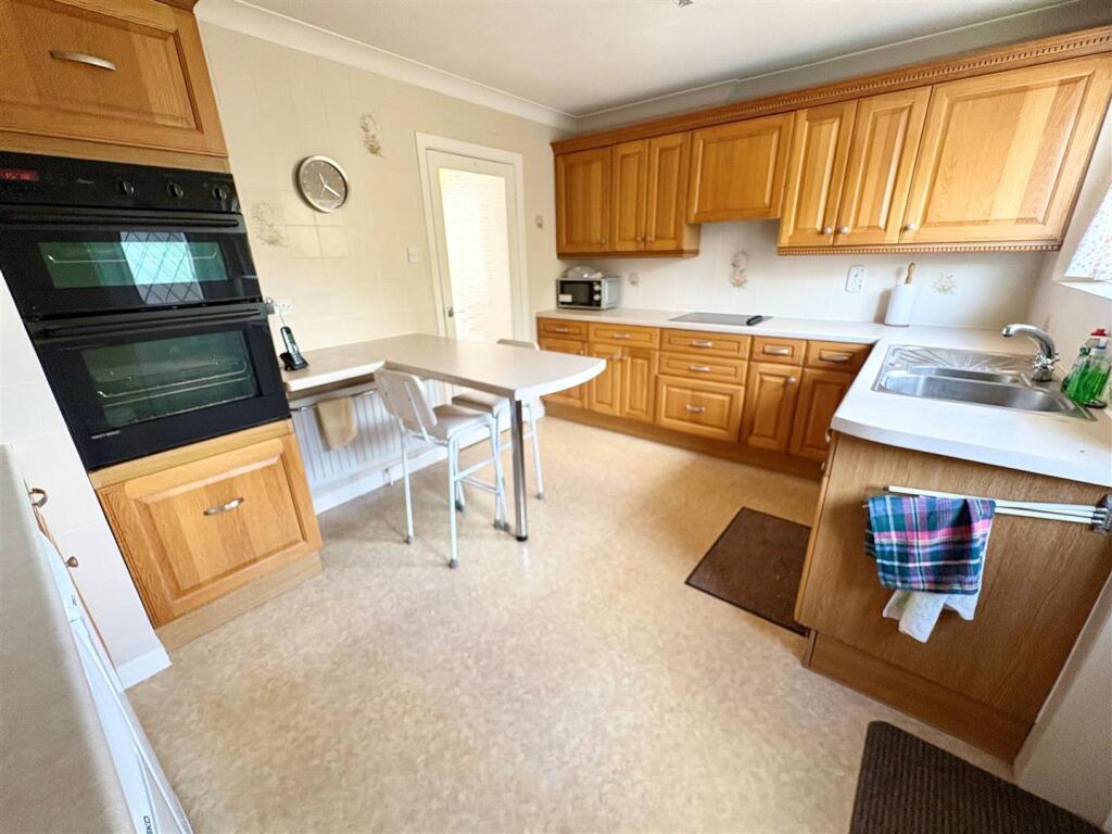 2. kitchen2.jpg