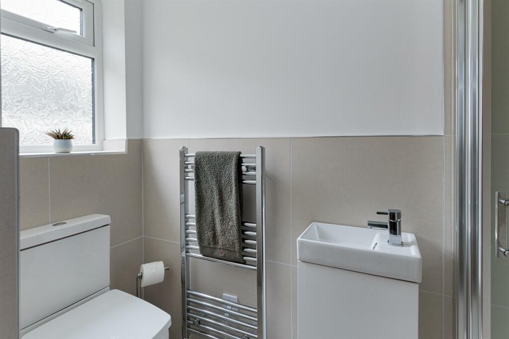 En-Suite to Bedroom 4