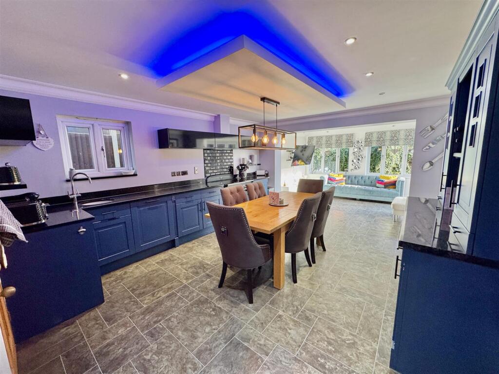 Kitchen / Dining room / Family Room