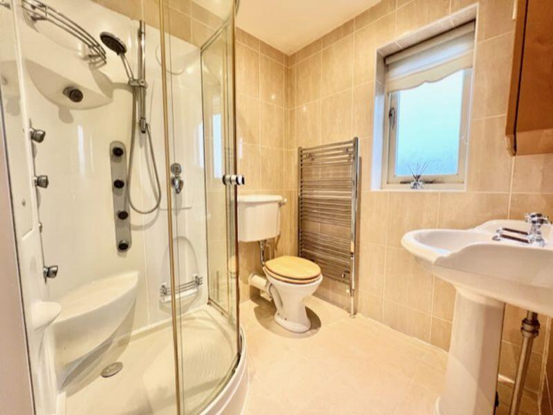 En suite shower room bed 1
