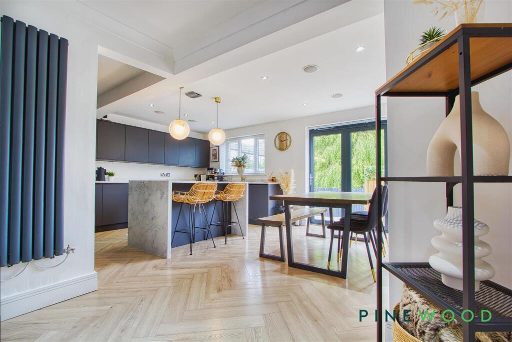KITCHEN / DINER