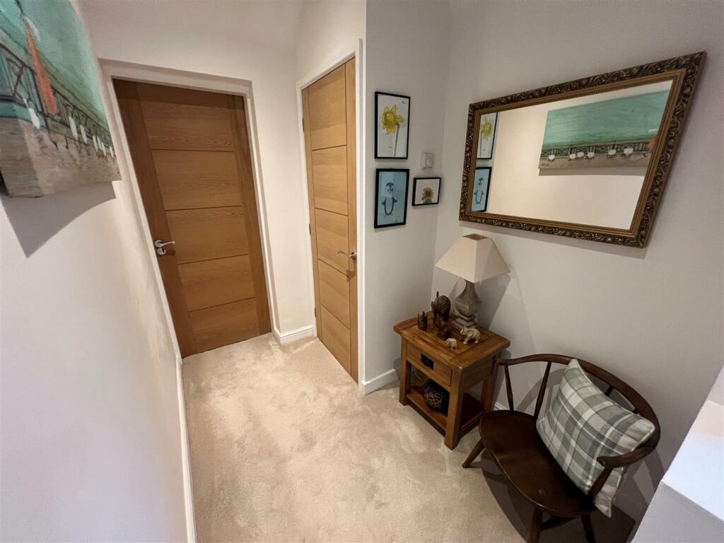 LARGE LANDING/STUDY AREA