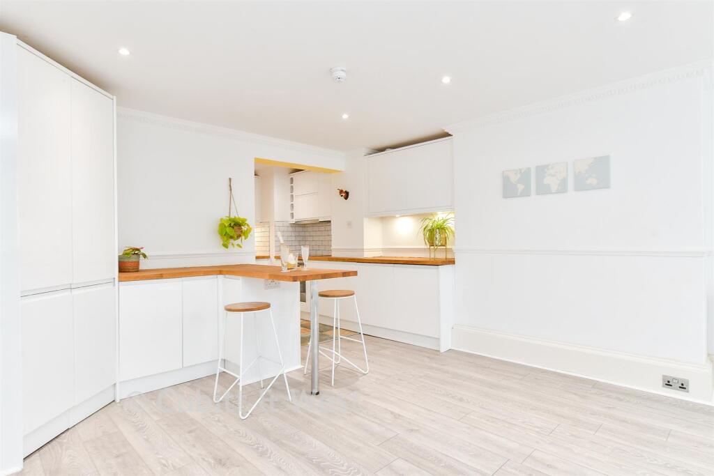 Kitchen/ Living Room