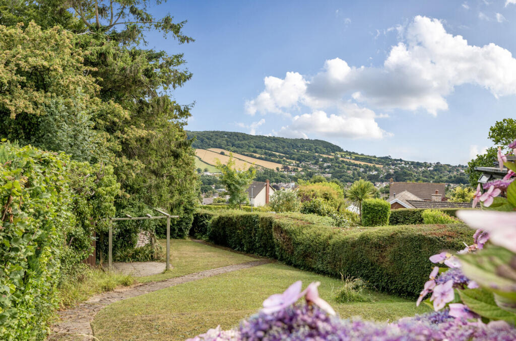 1329240-4-687e73d...