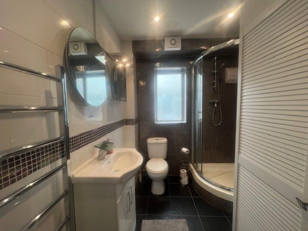 GROUND FLOOR SHOW...