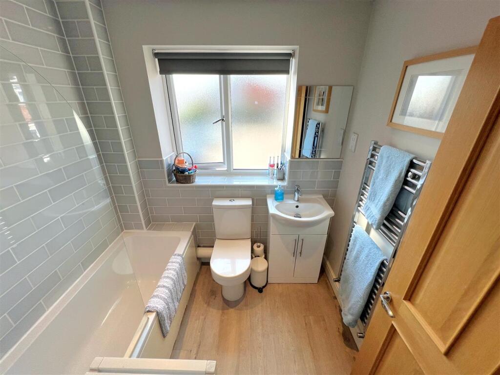 bathroom 1.jpg
