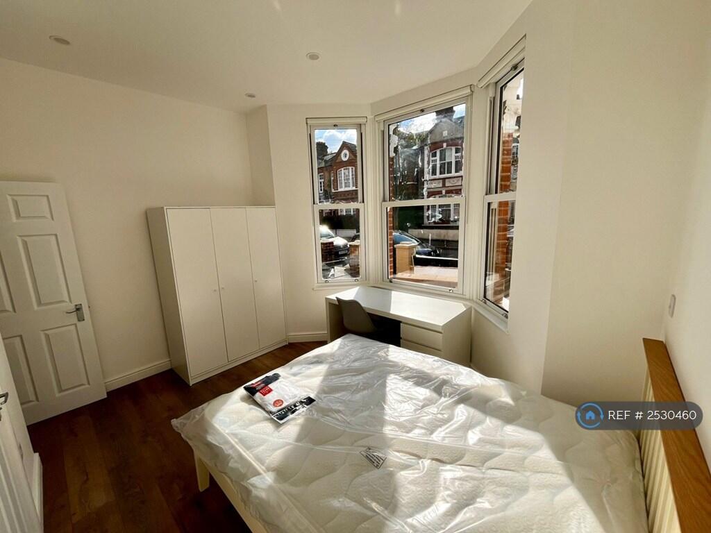 Ensuite Bedroom With High Ceilings