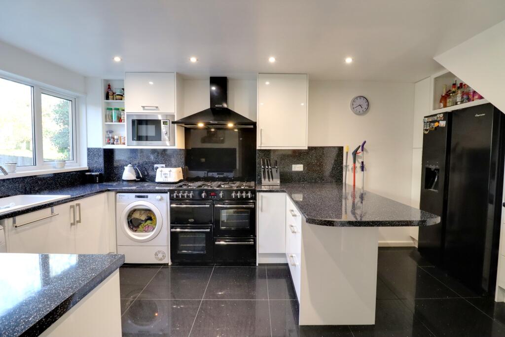 KITCHEN/BREAKFAST ROOM