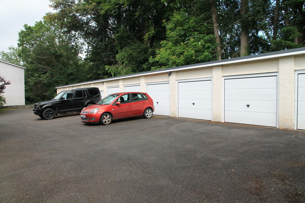 Garages &amp; des...