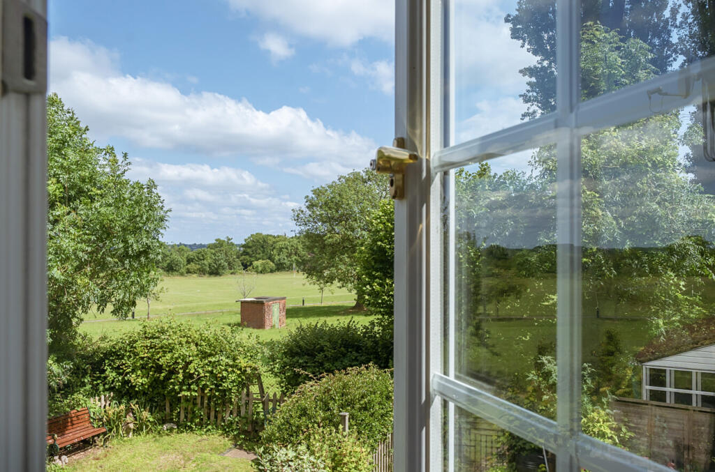 1305724-17-684993...