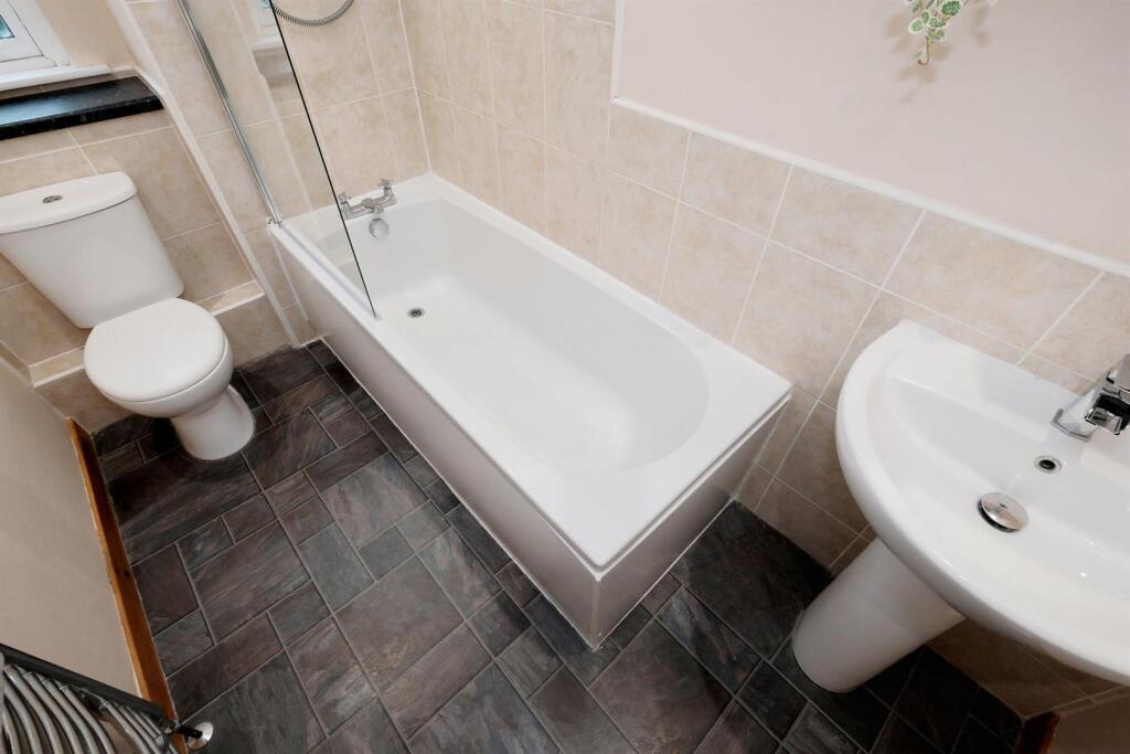 15 - Bathroom 2.jpg