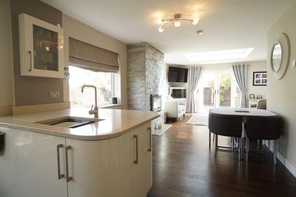 Kitchen / Dining Area