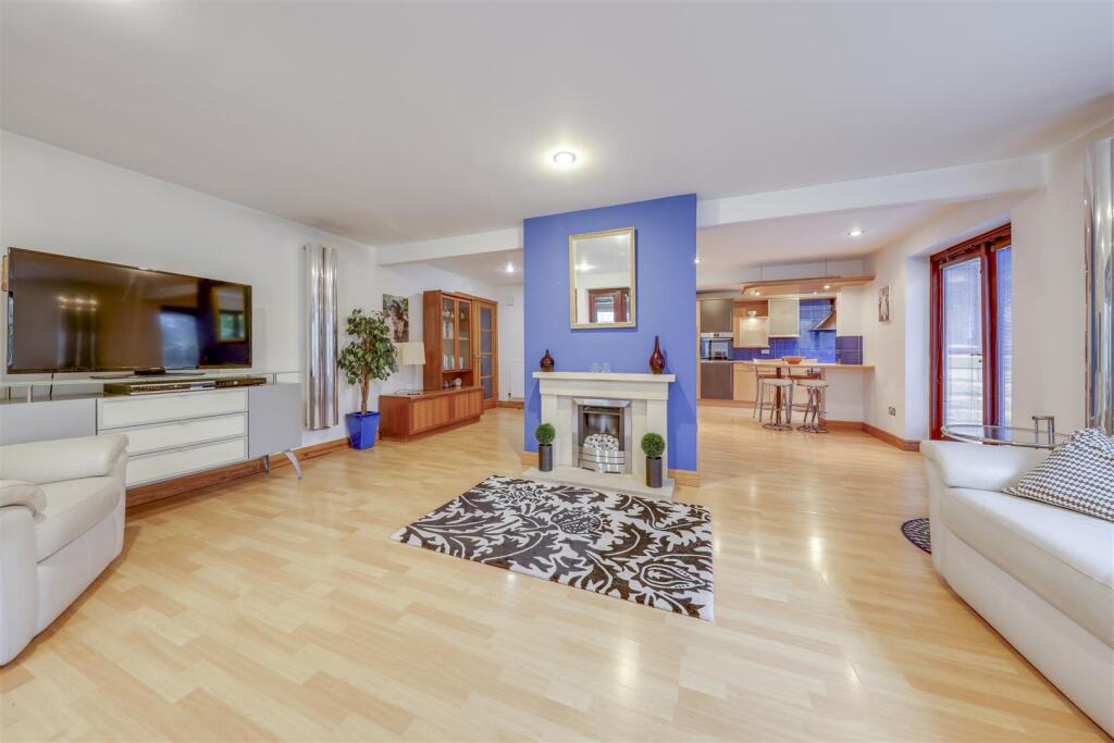 Open Plan Lounge / Dining