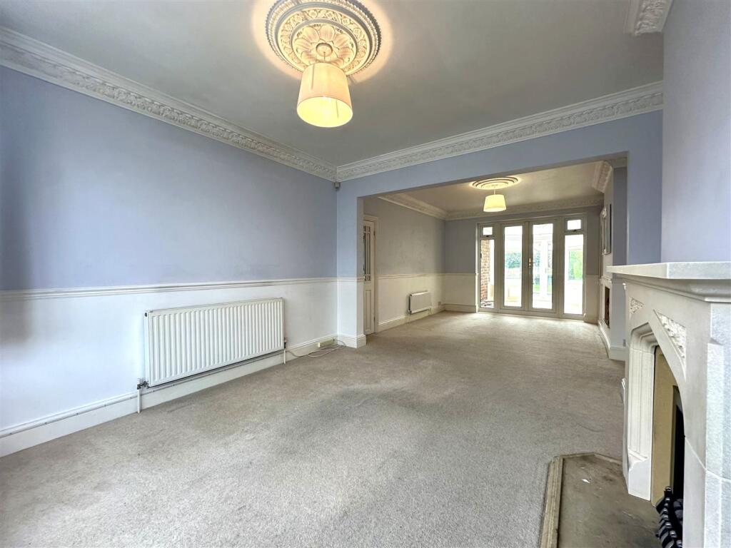Dining / Living Room Aspect 2