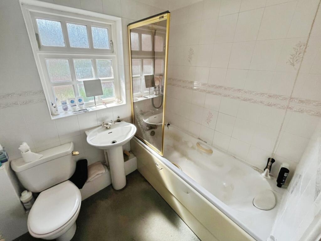 pbox-bathroom-322841.jpg