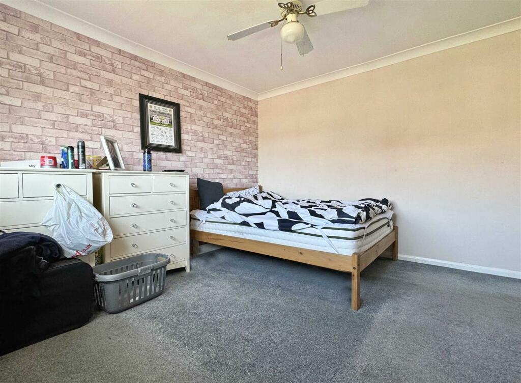 Bed 1.jpg