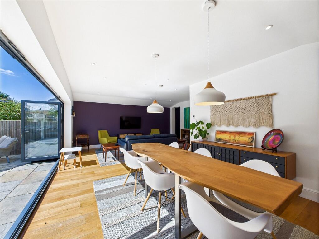 Lounge / Dining Area