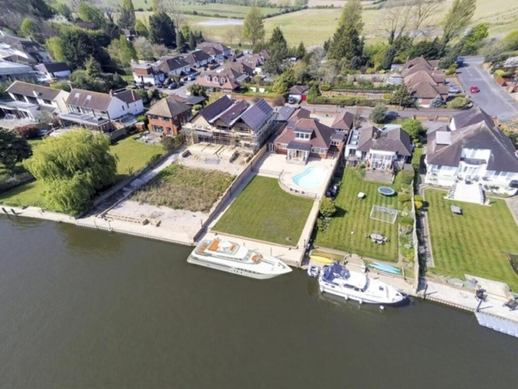 Thames View - Moo...