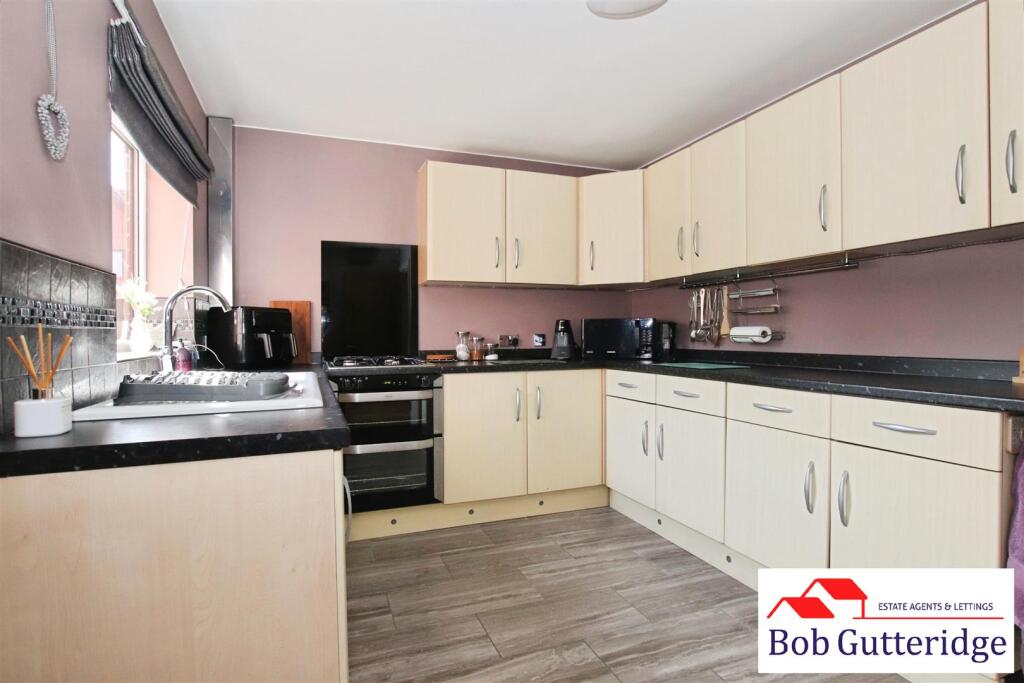 "L" SHAPED FITTED/DINING ROOM